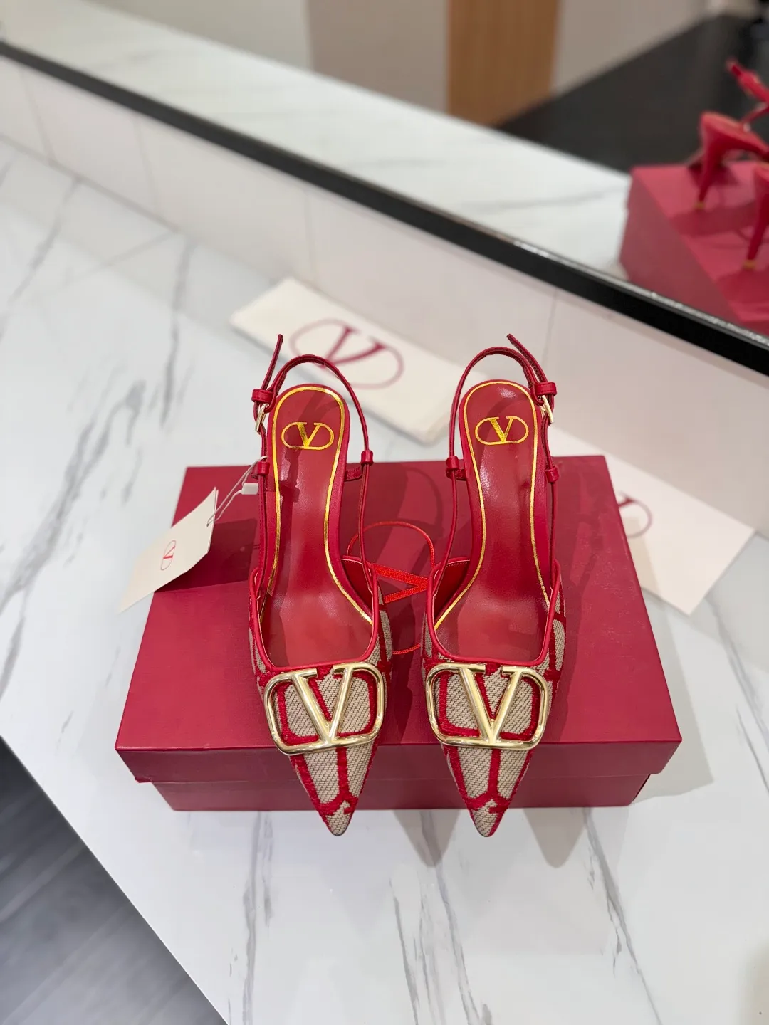 💕💕Factory direct selling price p520💕💕 Valentino VALENTINO's latest Valentino GaravaniV logo sling-back high heels with VLogo Signature decoration - Platinum tone VLogoSignature decoration ♡Elegant style, creating a different feeling! ♡It is an indispensable shoe in your shoe cabinet! ♡Simple temperament style, the highest version on the market♡ ◆ Material: Woolen cloth material◆ ◆ Lining and feet: imported goatskin◆ ◆ Outsole: Italian genuine leather outsole ◆ ◆ Heel height: ❽𝙘𝙢 ◆ ♡ show bdetails ♡ ———————————— ◢size. |35-39 (34.40 41 42 customized)◣